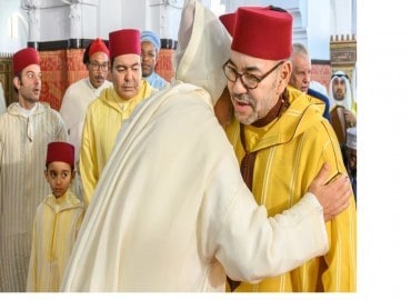 SM le Roi, Amir Al-Mouminine, accomplit la prière de l’Aïd Al-Fitr et reçoit les vœux en cette heureuse occasion